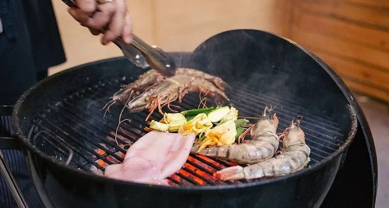 Креветки и морепродукты на гриле